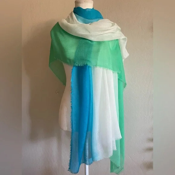 Blue, white and green wrap - Picture 6 of 11